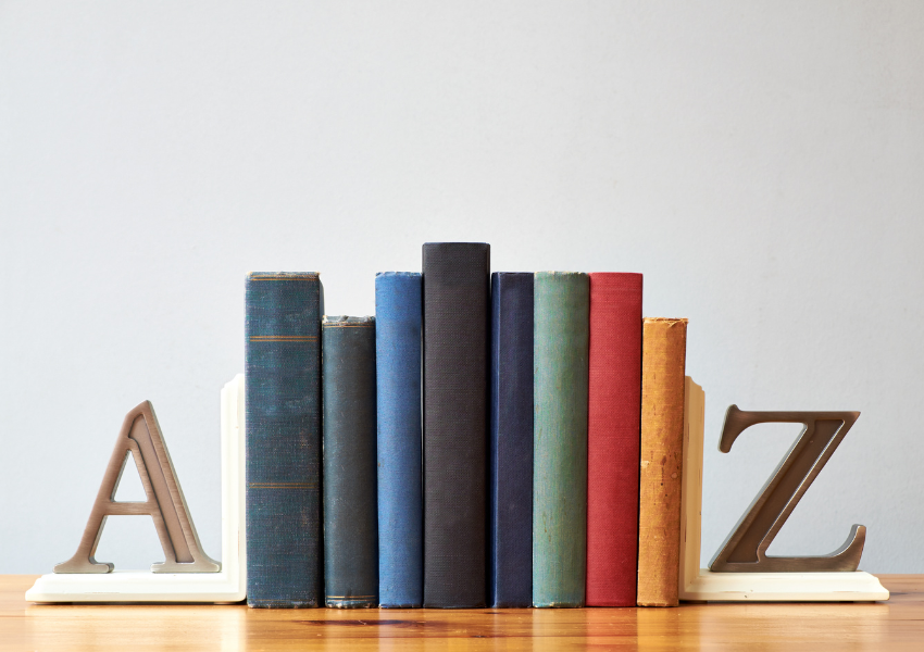 mehrere Bücher, die zwischen den Buchstaben "A" und "Z" gestützt werden